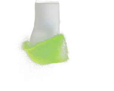 Beyaz boks eldiveni kuma çarptı ve patladı. Boksör eldiveni, egzersiz yaparken yeşil parıltıya çarpar. Siyah arkaplan izole