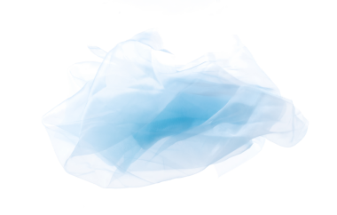 Mavi gökyüzü Organza kumaşı kıvrımlı uçuyor, tekstil mavisi gökyüzü kumaşı parçası havaya düşüyor. Beyaz arkaplan izole hareket bulanıklığı