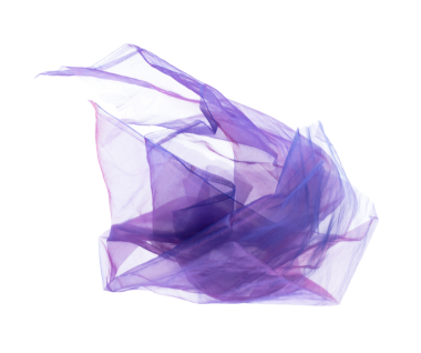 Mor Violet Organza kumaşı kıvrımlı uçuyor. Tekstil mavisi gökyüzü kumaşı parçası havaya uçuyor. Beyaz arkaplan izole hareket bulanıklığı
