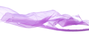 Mor Violet Organza kumaşı kıvrımlı uçuyor. Tekstil mavisi gökyüzü kumaşı parçası havaya uçuyor. Beyaz arkaplan izole hareket bulanıklığı