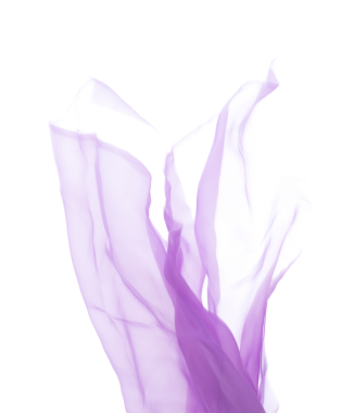 Mor Violet Organza kumaşı kıvrımlı uçuyor. Tekstil mavisi gökyüzü kumaşı parçası havaya uçuyor. Beyaz arkaplan izole hareket bulanıklığı