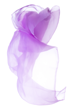 Mor Violet Organza kumaşı kıvrımlı uçuyor. Tekstil mavisi gökyüzü kumaşı parçası havaya uçuyor. Beyaz arkaplan izole hareket bulanıklığı