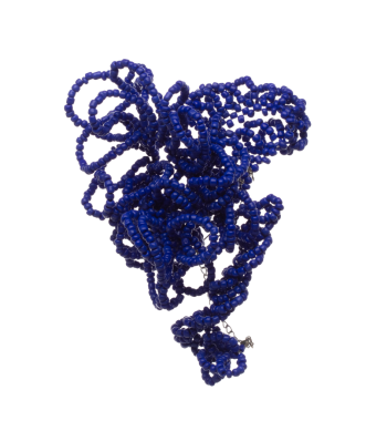 Renkli kabile boncuk kolyesi havada uçuşuyor. Moda süslemeleri için değerli taş olarak mavi boncuk kolye. Moda süsü kolyesi daha şık olsun diye. Beyaz arkaplan izole