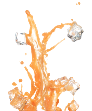 Portakal Suyu Küpü şekil olarak serinliyor. Havada portakal suyu gibi dalgalanan bir patlama. Sıvı su sıçraması, cam kasedeki patlama damlası gibi. Beyaz arkaplan izole