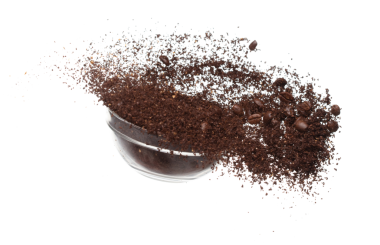 Kahve tozu tanecikleri cam kaseye döküldü, kahve çekirdeği parçalandı, tohum patlaması oldu, soyut bulut sineği oldu. Kahve tozu tozu tozu serpti. Beyaz arkaplan izole edilmiş yüksek hız