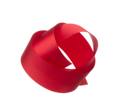 Kırmızı kurdele havada uçuyor, kıvrımları parlak. Hediyelik doğum günü partisi için kırmızı kurdele süslemek ve kumaştan uzun düz kumaş yapmak için. Beyaz arkaplan izole