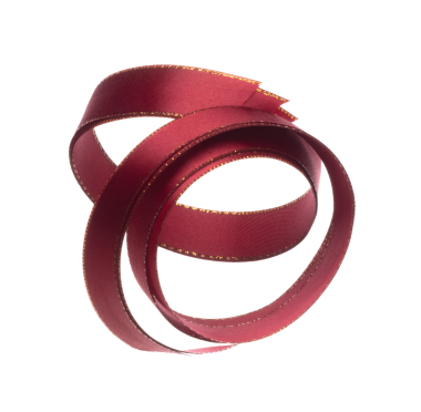 Kırmızı kurdele havada uçuyor, kıvrımları parlak. Kırmızı kurdele hediye doğum günü partisi için. Dekorasyon ve kıvrım kıvrımlarını düz tutmak için. Beyaz arkaplan izole