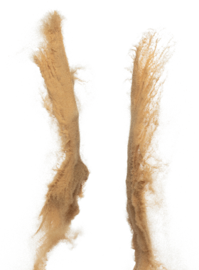 Kum patlaması, altın tahıl dalgası patlaması. Soyut bulut sineği. Sarı renkli kum damlaları içine hava atıyor. Beyaz arka plan izole edilmiş yüksek hız deklanşörü, dondurma hareketi atıyor