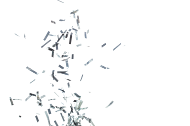 Gümüş Konfeti folyosu yere düşüyor. Gümüş Konfeti Foil patlaması, soyut bulut sineği. Birçok Parti simleri birçok grupta dağılır. Beyaz arkaplan yüksek hız deklanşör dondurma hareketini izole etti