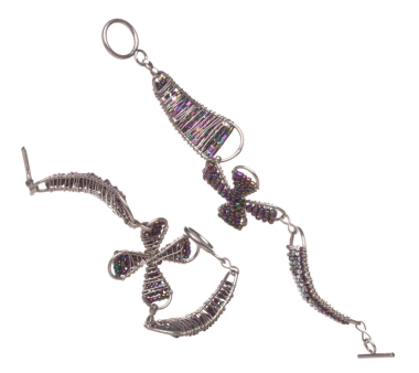 Güzel bir iş detayı olan gümüş elmas bilezik değerlidir. Lüks gümüş elmas bilezik moda modası ve havada uçmak. Beyaz arkaplan izole