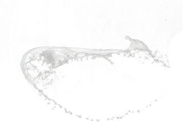 Nesnelere su atmak, kavisli düşüş, patlama hareketine neden olur. Siyah arka plan izole. Sıçrayan su damlaları nesneye çarpar ve damlacıkta çırpınan bir şekil yaratır.