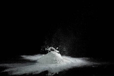 Kabartma tozu havada patlar. Patlama gibi uçan kabartma tozu tozu. Su sıçratma, sebzeleri sodyum bikarbonat karbonat gibi temizlemeye hazırlan.