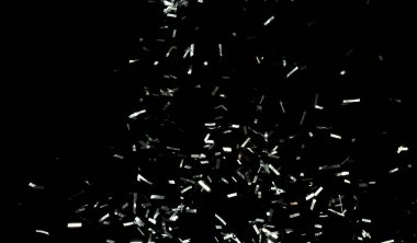 Birçok Parti simleri birçok grupta dağılır. Gümüş Konfeti folyosu yere düşüyor. Gümüş Konfeti Foil patlaması, soyut bulut sineği. Siyah arkaplan izole ögesi dondur