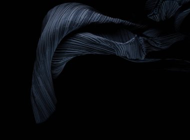 Mavi Drapery kumaşı kıvrımlı uçuyor, tekstil mavisi kumaş parçası havaya düşüyor. Siyah arkaplan izole, koyu gölgeleme ortamı