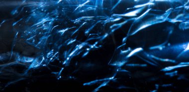 Makro yakın plan altında, buz soyut desenleri ve soğuk arka plan dokularını ortaya çıkarır. Buz kırılan kristal oluşumlar, buz ve sudan doğar, şeffaf ve güzel bir tasarım yaratır.