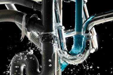 Lavabonun altındaki su borusunda sızıntı var, kanalizasyon tıkanmış. Su borunun etrafında sızıyor çünkü lavabo yavaş akıyor ve borularla su sıçrıyor.