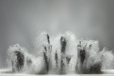 Gümüş elmas parıltı tozunun duvar kağıdı arka planı soyut bokeh şenlik ışıltısı yaratıyor. Gümüş elmas parıltısının Bokeh parçacık elementi kumun lüks dengeyi aydınlatması