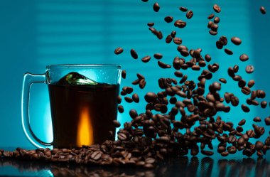 Sıcak bir sabah, dumanı tüten bir fincan taze kahve ve güneşin sıcacık parıltısıyla. Kahve çekirdeklerinin zengin aroması uyanık güneş doğarken havayı doldurdu.