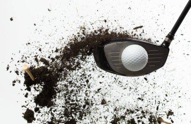 Golf topu Tee off 'tan patladı. Golf sopası ile topa vuran golfçü yeşilde toprak patlaması yaptı. Golf sopası yeşil golf topuna çimen uçuşuyla vurdu. Beyaz arkaplan izole