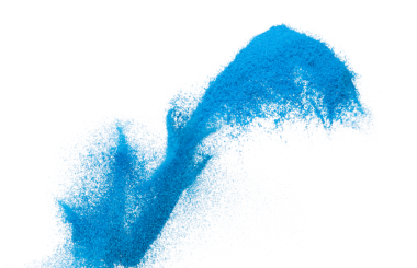 Küçük ölçekli mavi kum uçan patlama, okyanus kum tanecikleri patlar. Soyut bulut sineği. Mavi renkli kum sıçraması hava veriyor. Beyaz arka plan izole edilmiş yüksek hız deklanşörü, dondurucu atış