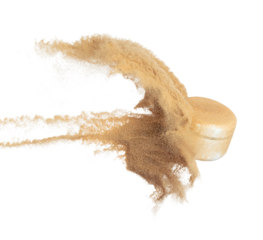 Kozmetik kabı beyaz şişe havada sıçrıyor. Nemlendirici krem şişesi patlaması kuru güneşin altında kum tozu ile uçuyor. Beyaz arkaplan yüksek hız deklanşör donması izole