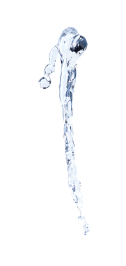 Şekil şeklindeki su damlası, havada dalgalanan su saldırısına dönüşür ve hareketsiz atışı durdurur. Doku grafik kaynak elementleri için su sıçrat, beyaz arkaplan izole edildi