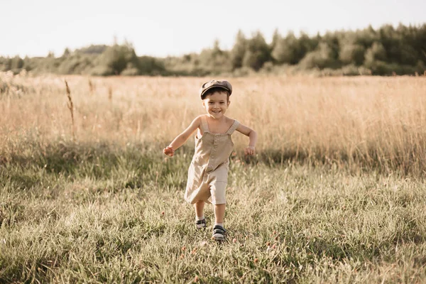 Хлопчик Дитина Веселиться Активно Бігає Полі Веселий Щиро Радісний Хлопчик — стокове фото