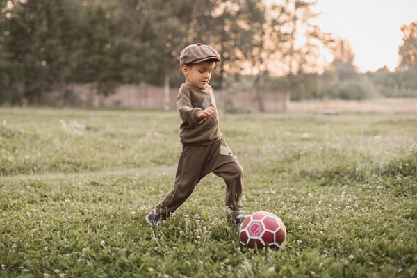 Pojke Spelar Fotboll Landet Barnets Glada Barndom Aktiv Idrott — Stockfoto