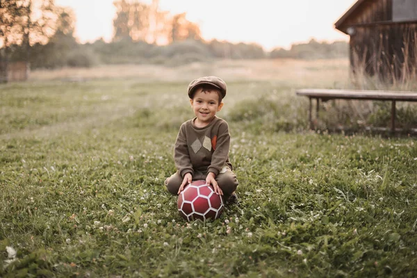 Pojke Leker Med Fotboll Friska Luften Landet Pojkarna Ler Uppriktigt — Stockfoto
