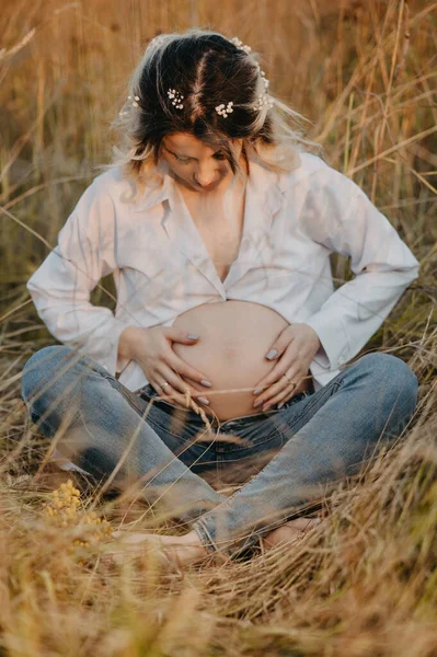 Una Joven Embarazada Tercer Trimestre Del Embarazo Está Sentada Claro —  Fotos de Stock