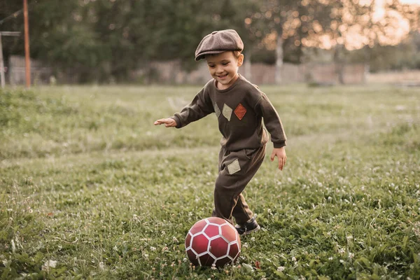 Niño Está Jugando Fútbol Campo Infancia Alegre Del Bebé Deportes — Foto de Stock