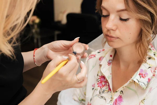 Filmar Num Salão Beleza Artista Maquiagem Faz Uma Maquiagem Casamento — Fotografia de Stock