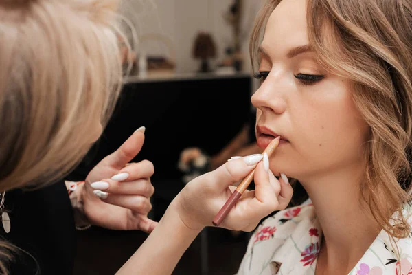 Filmar Num Salão Beleza Artista Maquiagem Aplica Maquiagem Para Modelo — Fotografia de Stock