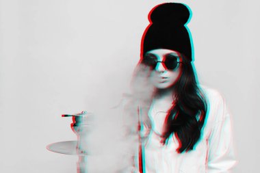 Hippi kılığındaki genç bir kadın nargile içiyor ve sigara içmekten hoşlanıyor. 3 boyutlu sanal gerçeklik efektiyle siyah ve beyaz