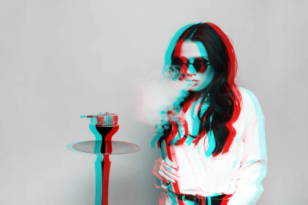 ヒップスターイメージの魅力的な女性はフック シーシャを喫煙し 喫煙を楽しんでいます 3Dグリッチで黒と白の仮想現実効果 — ストック写真