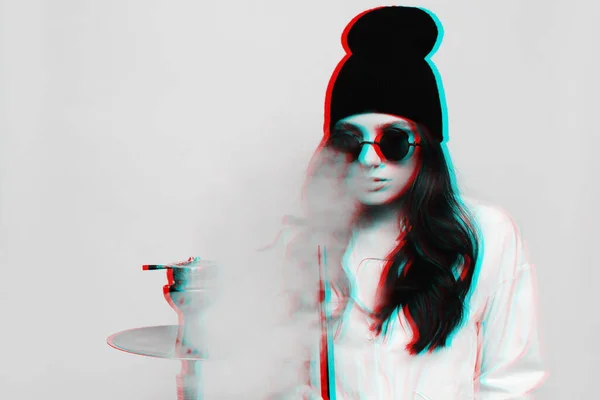 ヒップスターのイメージの若い女性は フック シーシャを喫煙し 喫煙を楽しんでいます 3Dグリッチで黒と白の仮想現実効果 — ストック写真