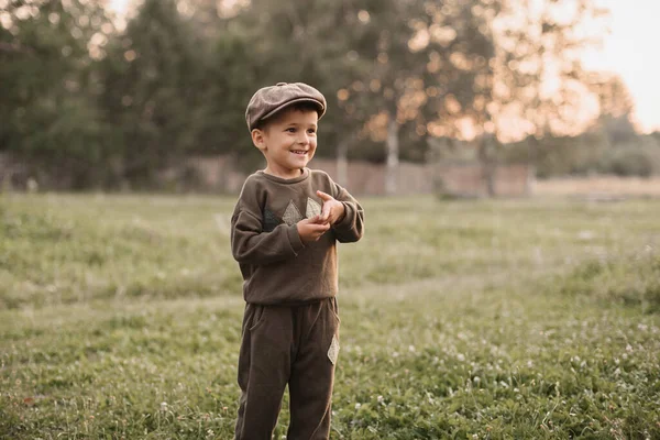 Portrét Malého Chlapce Vesnici Jeho Babičkou Svoboda Dětství Koncepce Budoucnosti — Stock fotografie