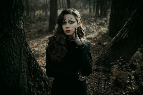 Mladá Žena Gotickém Zachmuřeném Obrazu Čarodějnice Lese Halloween Kostým — Stock fotografie