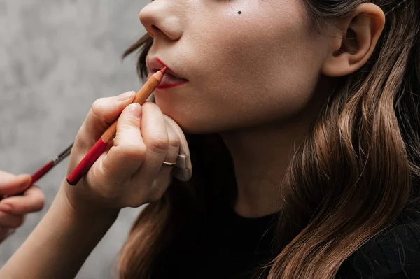 Make Artist Makes Lip Makeup Art Young Girl Beauty Salon — Stockfoto