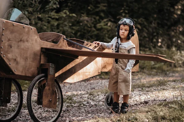 Молодий Хлопчик Авіатор Саморобному Літаку Природному Ландшафті Автентичний Настрій Картини — стокове фото