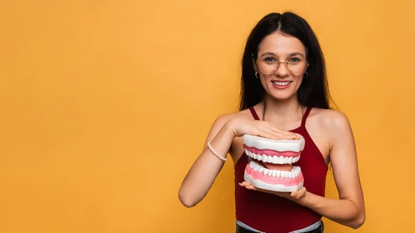 Усміхнена Жінка Здоровими Зубами Очищає Форму Щелеп Жовтому Тлі Гігієна — стокове фото