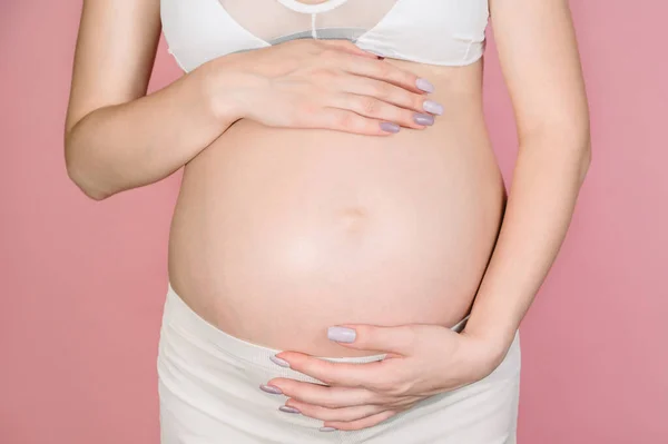 Una Joven Embarazada Adulta Vestida Blanco Toca Gran Barriga Desnuda —  Fotos de Stock