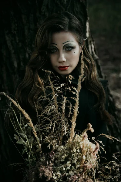 Portrét Mladé Ženy Gotickém Zachmuřeném Obrazu Čarodějnice Lese Kyticí Halloweenský — Stock fotografie