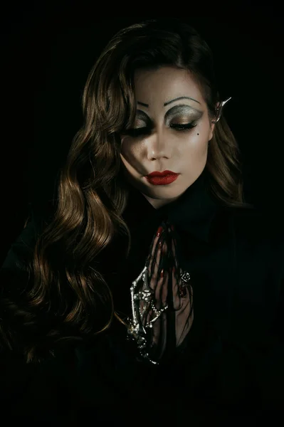 魔女やヴァンパイアのゴシックな暗いイメージで若い女性の肖像画 ハロウィーンの衣装 縦の写真 — ストック写真