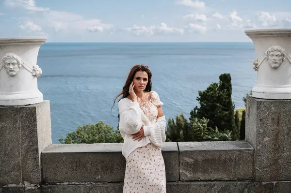 Une Jeune Touriste Robe Blanche Vintage Pose Près Palais Mer — Photo