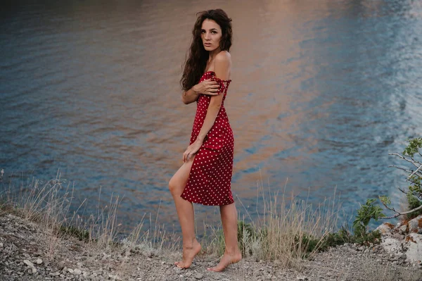 Une Jeune Femme Caucasienne Pose Robe Rouge Bord Une Falaise — Photo