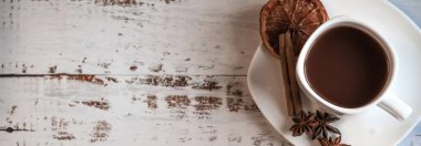 Baharatlı, ahşap masa desenli kahve fincanı.