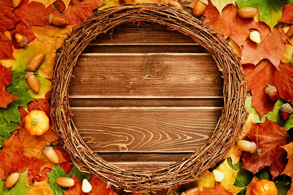 Das Konzept Der Herbsttapete Getrocknete Ahornblätter Und Eicheln Mit Rundem Stockbild