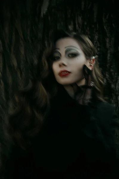森の中の魔女のゴシックな暗いイメージの若い女性の肖像画 ハロウィーンの衣装 縦の写真 — ストック写真