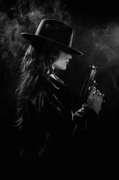 Siluet Paltolu Şapkalı Kadın Bir Dedektif Elinde Silahla 1950 Lerin — Stok fotoğraf
